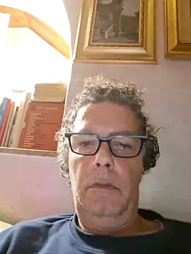 Snapshot of gianlux128bis chatting on 8, 5, 2026 gianlux128bis online show from 8, 5, 2026