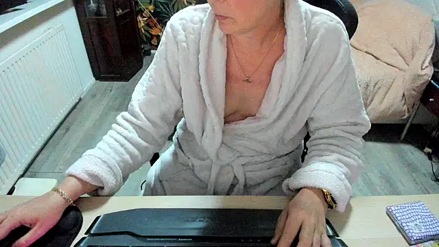 minoesje37 online show from 13, 3, 2025