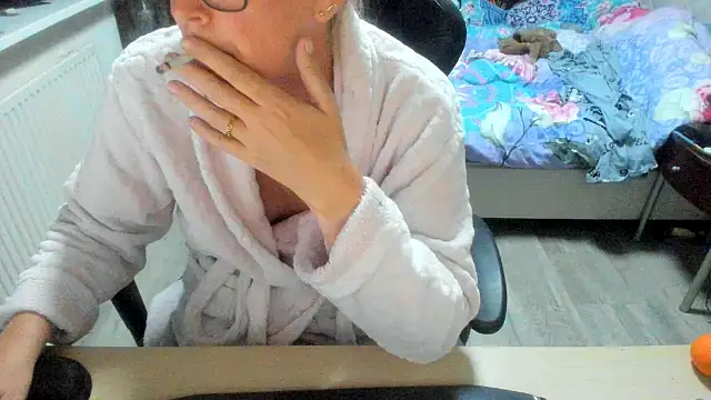 minoesje37 online show from 6, 10, 2025