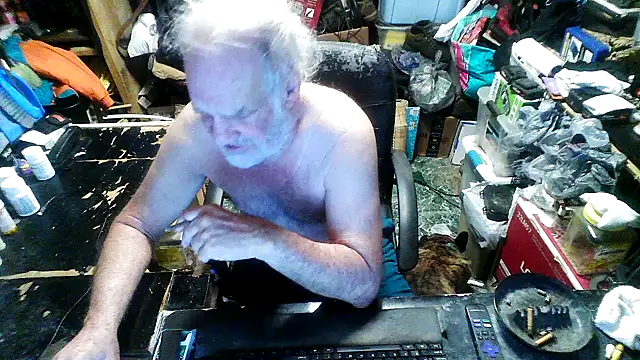Snapshot of russtee chatting on 7, 10, 2025 russtee online show from 7, 10, 2025