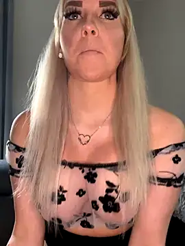 Snapshot of MIA-XXX chatting on 4, 11, 2025 MIA-XXX online show from 4, 11, 2025