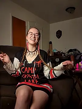 Snapshot of Izzy_Hellbourne chatting on 5, 6, 2026 Izzy Hellbourne online show from 5, 6, 2026