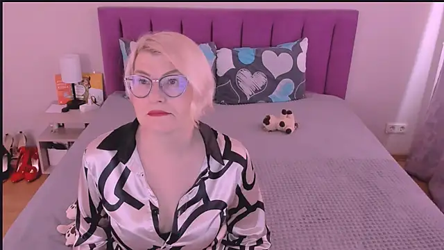 sabrinamacmarren online show from 18, 10, 2025