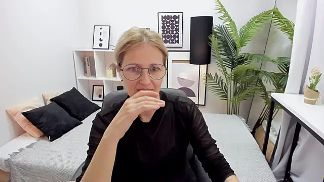 Paris Cherry online show from 14, 10, 2025