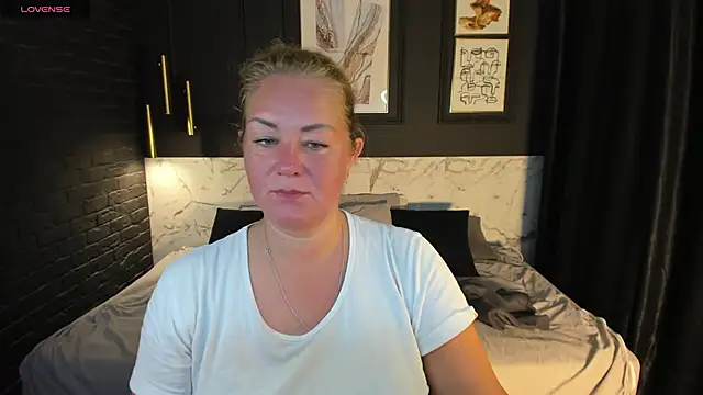 JenniferLight online show from 10, 9, 2025