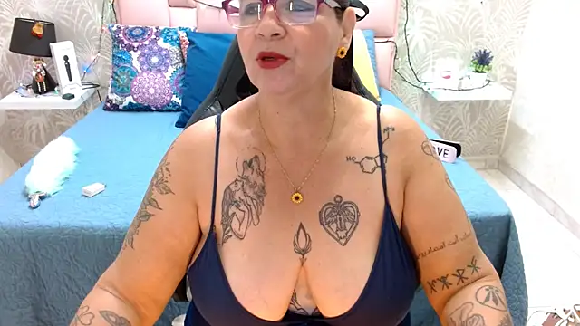 Snapshot of laura_riley chatting on 20, 12, 2024 laura riley online show from 20, 12, 2024