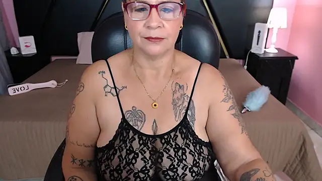 Snapshot of laura_riley chatting on 8, 2, 2025 laura riley online show from 8, 2, 2025