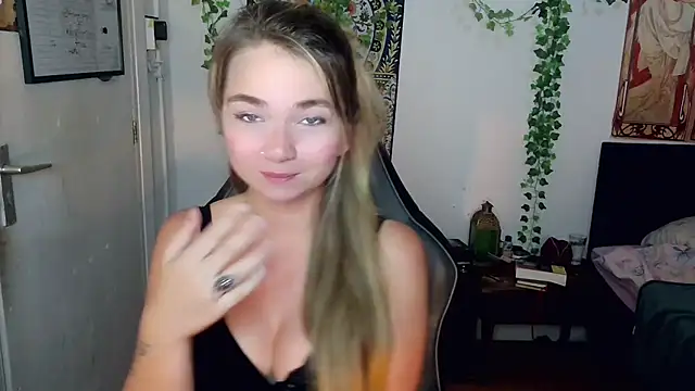 Snapshot of Thegirlbehindthemask chatting on 15, 7, 2026 Thegirlbehindthemask online show from 15, 7, 2026