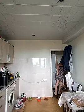  lady red  online show from 15, 9, 2025