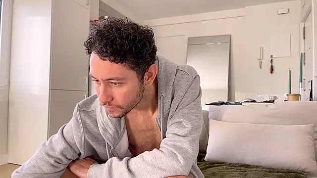 Snapshot of Harry_Jen chatting on 23, 12, 2024 Harry Jen online show from 23, 12, 2024