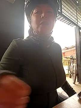 Snapshot of emma_tour chatting on 3, 10, 2025 emma tour online show from 3, 10, 2025