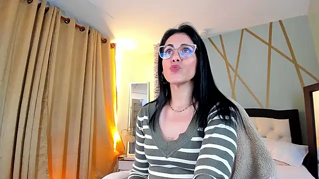 Snapshot of girasol_walton chatting on 4, 1, 2025 girasol walton online show from 4, 1, 2025