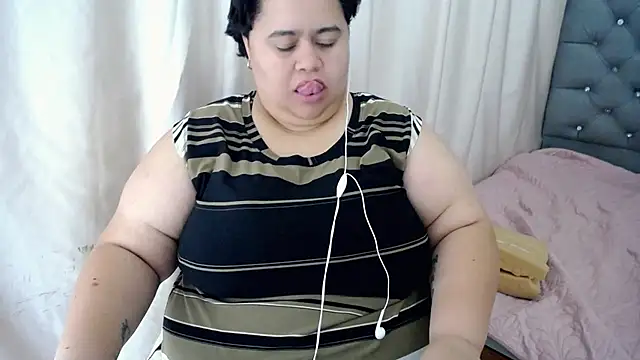 Snapshot of hotlesby4uxxx chatting on 4, 12, 2024 hotlesby4uxxx online show from 4, 12, 2024