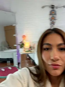 hollythomson online show from 9, 10, 2025