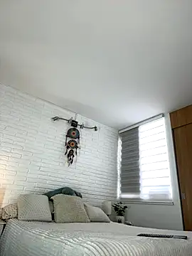 hollythomson online show from 19, 11, 2025