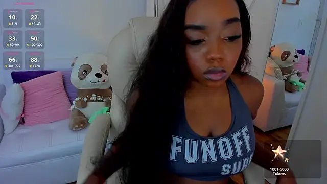 Snapshot of zobe_love chatting on 6, 3, 2025 zobe love online show from 6, 3, 2025