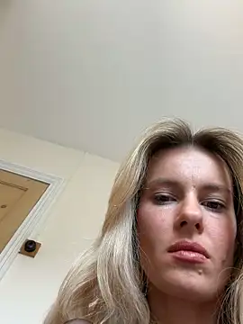 Snapshot of DollyDripp chatting on 8, 5, 2026 DollyDripp online show from 8, 5, 2026