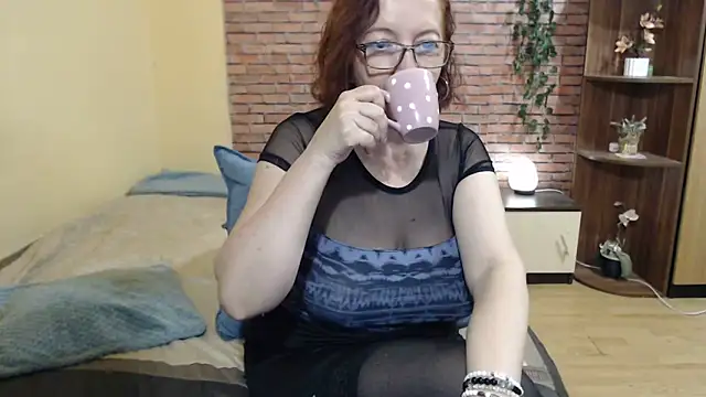 Snapshot of EvelyneFlirtyMilf chatting on 22, 5, 2026 EvelyneFlirtyMilf online show from 22, 5, 2026
