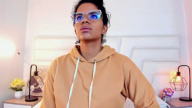 Ellie Alves online show from 15, 12, 2024