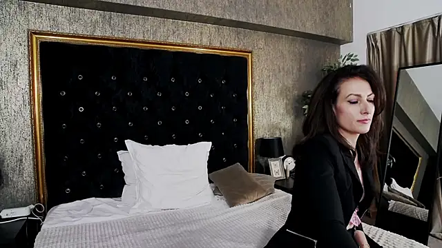 LisaCroft online show from 28, 2, 2025