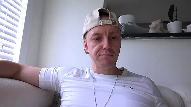 Snapshot of ploki2180 chatting on 2, 11, 2025 ploki2180 online show from 2, 11, 2025