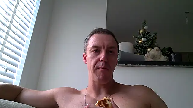 Snapshot of ploki2180 chatting on 21, 12, 2025 ploki2180 online show from 21, 12, 2025