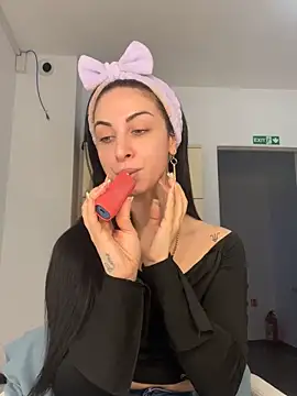 Snapshot of MeganHopeX chatting on 1, 2, 2025 MeganHopeX online show from 1, 2, 2025