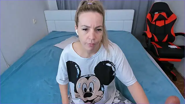 DreamGirl225 online show from 22, 10, 2025