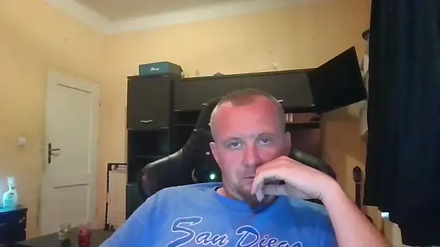 Snapshot of MrWhitePL chatting on 4, 6, 2026 MrWhitePL online show from 4, 6, 2026