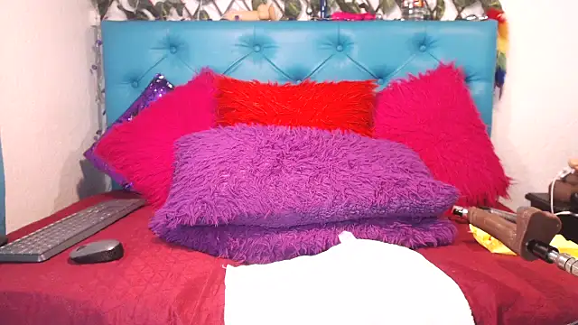Snapshot of SARAWILLS chatting on 3, 11, 2025 SARAWILLS online show from 3, 11, 2025
