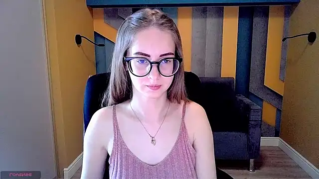 Snapshot of AliceAdams chatting on 8, 3, 2025 AliceAdams online show from 8, 3, 2025