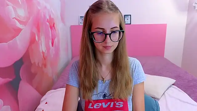 Snapshot of AliceAdams chatting on 17, 9, 2025 AliceAdams online show from 17, 9, 2025