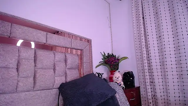 salomecastro  online show from 1, 3, 2025