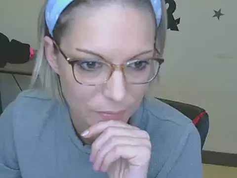 Snapshot of alixfeeling chatting on 31, 12, 2024 alixfeeling online show from 31, 12, 2024