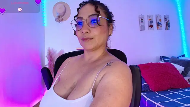 Snapshot of JuliRamirez chatting on 2, 12, 2024 JuliRamirez online show from 2, 12, 2024
