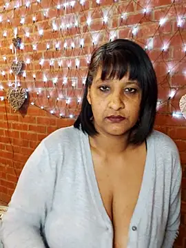 Snapshot of Lilybanx chatting on 2, 3, 2025 Lilybanx online show from 2, 3, 2025