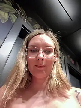 Snapshot of The_Snowwhitee chatting on 6, 3, 2025 The Snowwhitee online show from 6, 3, 2025