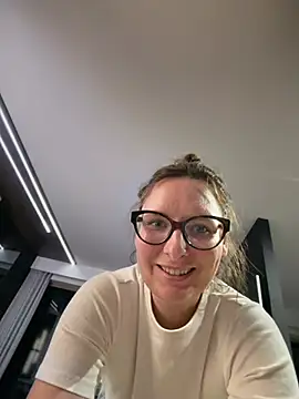 Snapshot of The_Snowwhitee chatting on 6, 7, 2026 The Snowwhitee online show from 6, 7, 2026