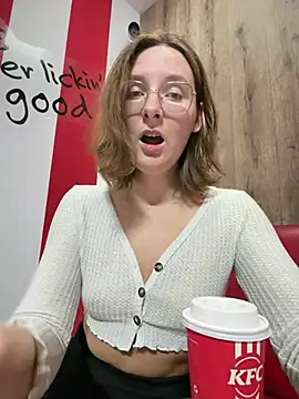 Snapshot of The_Snowwhitee chatting on 8, 7, 2026 The Snowwhitee online show from 8, 7, 2026