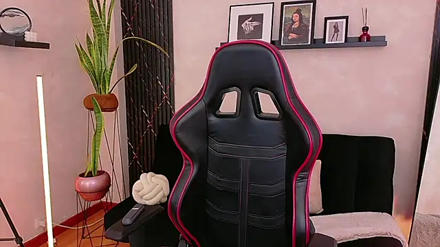 EmmyEvans1 online show from 13, 4, 2026