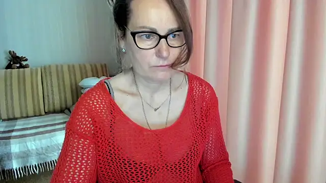 Snapshot of lauraoven chatting on 1, 5, 2026 lauraoven online show from 1, 5, 2026