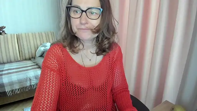 Snapshot of lauraoven chatting on 2, 5, 2026 lauraoven online show from 2, 5, 2026