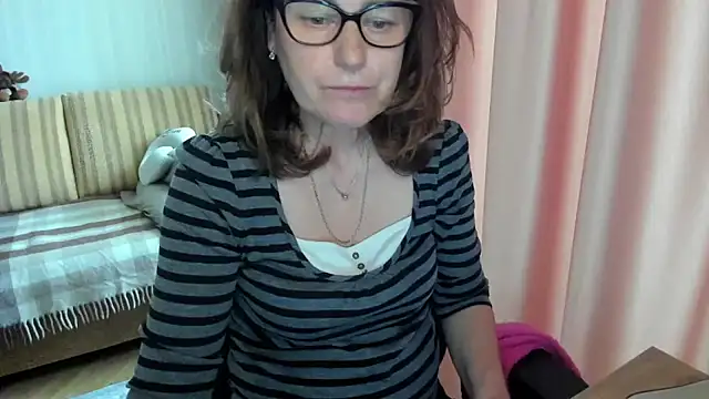 Snapshot of lauraoven chatting on 3, 5, 2026 lauraoven online show from 3, 5, 2026