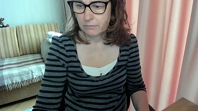 Snapshot of lauraoven chatting on 4, 5, 2026 lauraoven online show from 4, 5, 2026