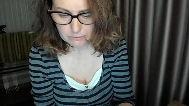 Snapshot of lauraoven chatting on 5, 5, 2026 lauraoven online show from 5, 5, 2026