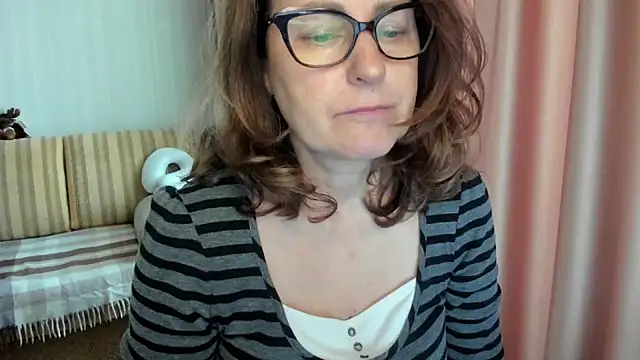 Snapshot of lauraoven chatting on 6, 5, 2026 lauraoven online show from 6, 5, 2026
