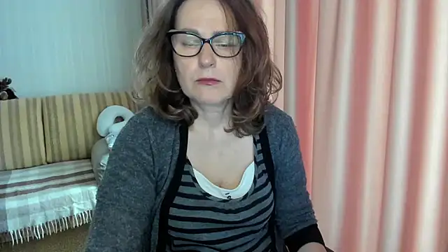 Snapshot of lauraoven chatting on 7, 5, 2026 lauraoven online show from 7, 5, 2026