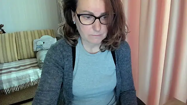 Snapshot of lauraoven chatting on 8, 5, 2026 lauraoven online show from 8, 5, 2026