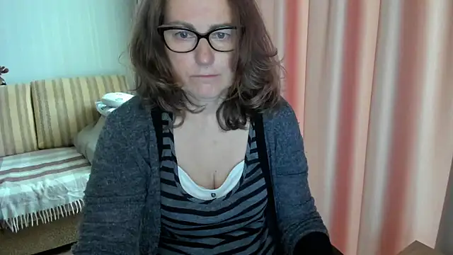 Snapshot of lauraoven chatting on 12, 5, 2026 lauraoven online show from 12, 5, 2026
