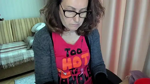Snapshot of lauraoven chatting on 14, 5, 2026 lauraoven online show from 14, 5, 2026